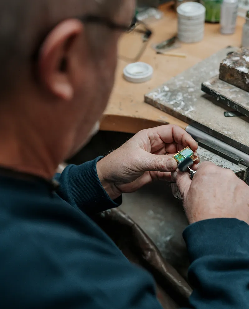 Präzise Bearbeitung von Edelsteinen – echtes Goldschmiedehandwerk für einzigartige Schmuckstücke.