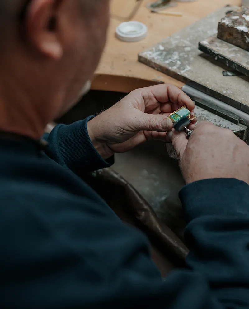 Perfekte Oberflächen und brillanter Glanz – jedes Detail zählt im Goldschmiedehandwerk.