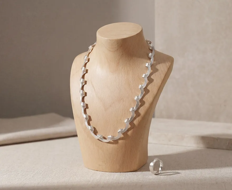 Schlichte Eleganz in perfekter Form – handverlesener Schmuck mit klarer Designsprache und hochwertiger Verarbeitung.