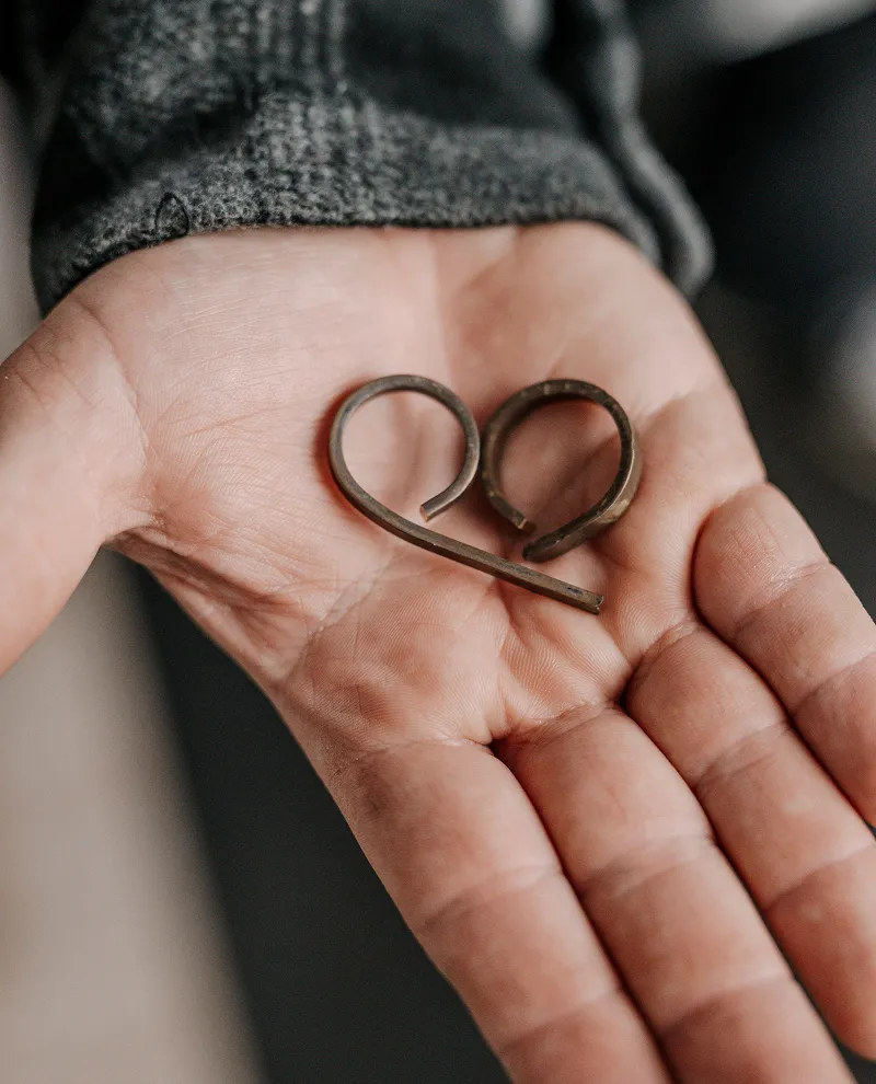 Der Anfang von etwas Besonderem – aus einem einfachen Material entsteht ein Symbol für die Liebe.