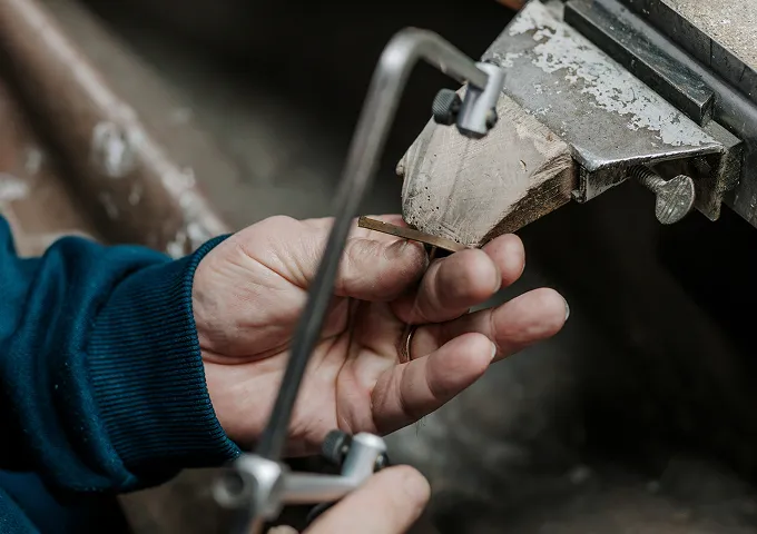 Mit ruhiger Hand und höchster Präzision entsteht aus Metall ein individuelles Schmuckstück.