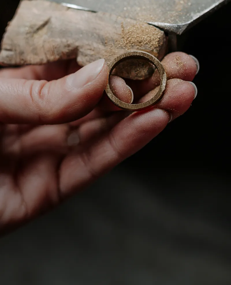 Jeder Ring entsteht Schritt für Schritt – mit Feingefühl, Erfahrung und viel Liebe zum Detail.